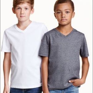 🖤LOT of 2 - H&M v-neck basic Ts size 6/8🖤